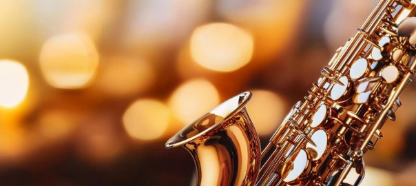 saxophone-dore-brillant-sous-chaudes-lumieres-bokeh-evoquant-atmosphere-club-jaz